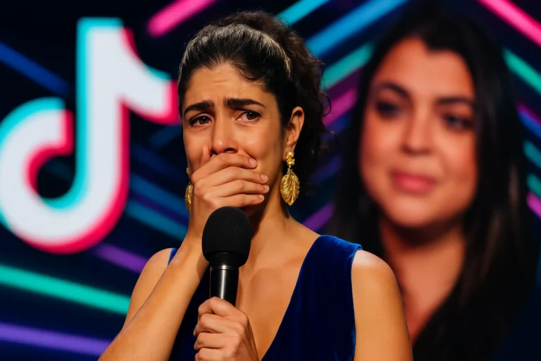 Imagem emocionada de bela gil se, celebrando a homenagem a preta gil no TikTok Awards 2025